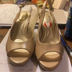 Bandolino tan slog back heels sz. 6M